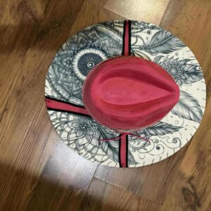 Chapeau stylé rose/plumes