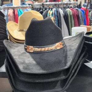 Chapeau de feutre noir bandeau large dessus étroit