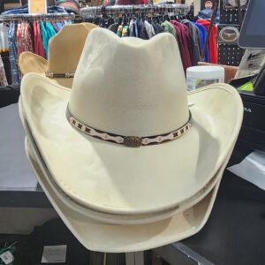Chapeau de feutre beige dessus en pointe