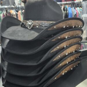 Chapeau de feutre noir avec décoration