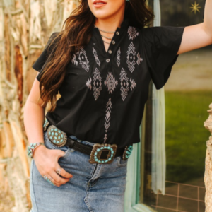 Chemise noire brodée à volants